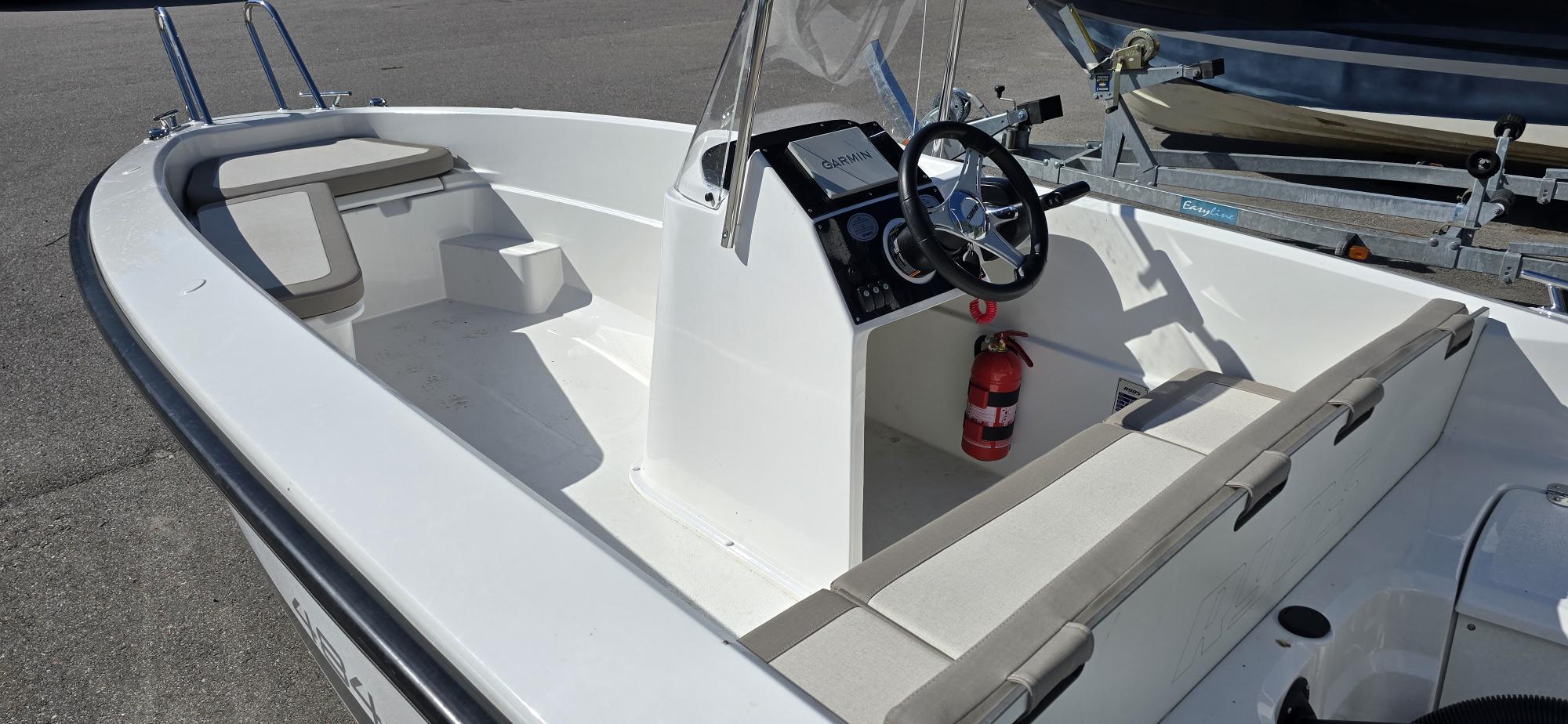 Ryds 484 med en Yamaha F50 endast 25 tim bild 3